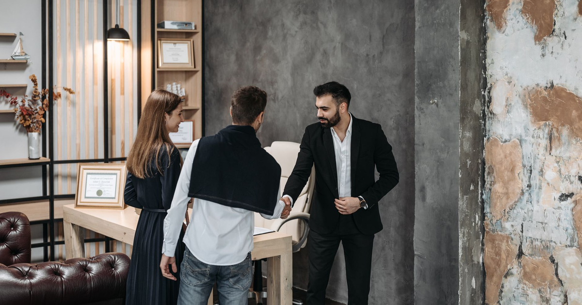 Como conseguir clientes: 7 canais que funcionam sem depender de indicação