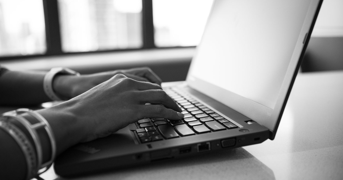 LinkedIn corta o alcance de post genérico de IA — e o humano volta a valer
